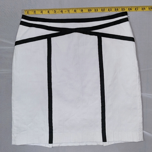 Ann Taylor Textured Knit White & Black Skirt - CLOSET CLOSING  - Picture 4 of 11